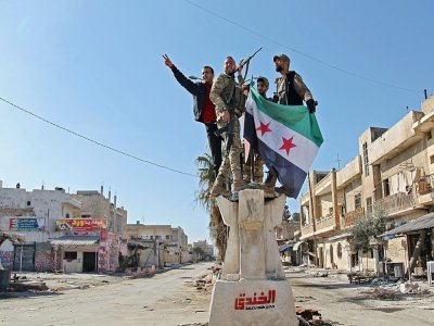 Des combattants rebelles syriens soutenus par la Turquie célèbrent leur reprise de la ville de Saraqeb, dans l'est de la province d'Idleb, le 27 février 2020 - Abdulaziz KETAZ [AFP]