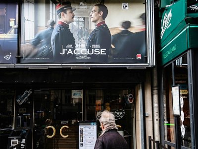 Un poster du film "J'accuse" de Roman Polanski. Photo prise le 13 novembre 2019 - Martin BUREAU [AFP/Archives]