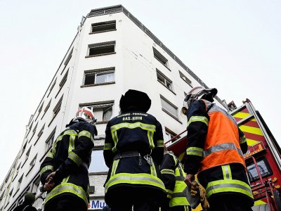 Les pompiers devant l'immeuble sinistré à Strasbourg, le 27 février 2020 - Patrick HERTZOG [AFP]