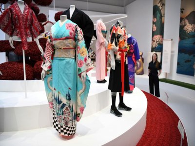 Un kimono du styliste japonais Tamao Shigemune est exposé le 26 février 2020 au Victoria and Albert Museum à Londres dans le cadre de l'exposition "Kimono: de Kyoto aux podiums" - DANIEL LEAL-OLIVAS [AFP]