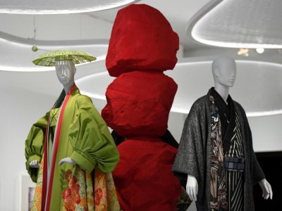 Une pièce du Britannique John Galliano pour Dior (G) et une création moderne du styliste japonais Jotaro Saito sont exposées le 26 février 2020 au Victoria and Albert Museum à Londres dans le cadre de l'exposition "Kimono: de Kyoto aux podiums" - DANIEL LEAL-OLIVAS [AFP]