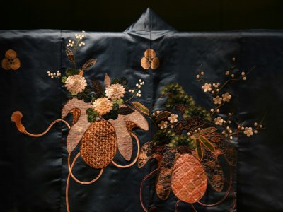 Détail d'un kimono pour femmes, probablement de Kyoto (1800-1850), est exposé le 26 février 2020 au Victoria and Albert Museum à Londres dans le cadre de l'exposition "Kimono: de Kyoto aux podiums" - DANIEL LEAL-OLIVAS [AFP]