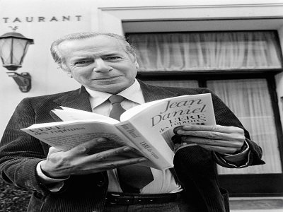 Le journaliste Jean Daniel avec l'un de ses livres "L'ère des ruptures", le 10 octobre 1979 à Paris - Georges BENDRIHEM [AFP/Archives]