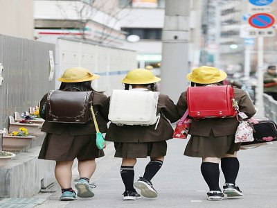 Des enfants d'une école élementaire rentrent chez eux à Osaka au Japon le 28 février 2020. Les autorités ont ordonné la fermeture de certaines écoles en raison de la propagation du nouveau coronavirus - STR [JIJI PRESS/AFP]