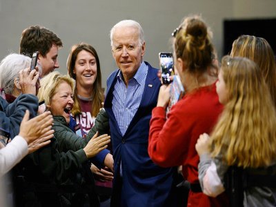 Le candidat à la Maison Blanche Joe Biden à la rencontre d'électeurs, le 27 février 2020 à Conway, avant la primaire démocrate en Caroline du Sud - JIM WATSON [AFP]