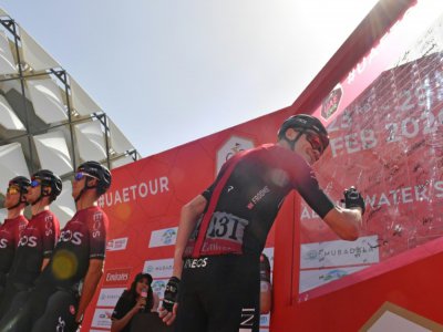 Le Britannique Chris Froome signe un autographe avant le départ de la 5e étape du Tour des Emirats (UAE), entre al-Aïn et Jebel Hafeet, le 27 février 2020 - Giuseppe CACACE [AFP]