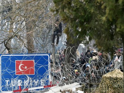 Des migrants attendent du coté turc de la frontière avec la Grèce, le 29 février 2020 - Sakis MITROLIDIS [AFP]