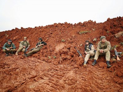 Des rebelles syriens soutenus par la Turquie près de Taftanaz, dans la province d'Idleb, le 28 février 2020 - Omar HAJ KADOUR [AFP]