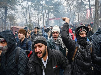 Des migrants affrontent des policiers grecs à la frontière entre la Grèce et la Turquie à Pazarkule, dans la province d'Edirne, le 29 février 2020 - Ozan KOSE [AFP]