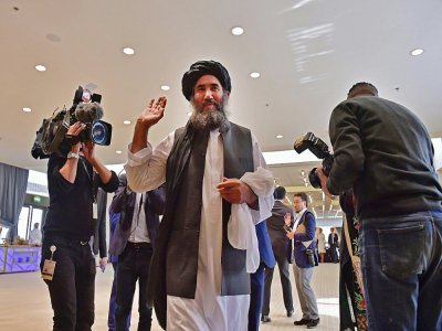 Le mollah Abdul Salam Zaeef, responsable taliban, arrive à Doha pour la signature d'un accord avec les Etats-Unis, le 29 février 2020 - Giuseppe CACACE [AFP]