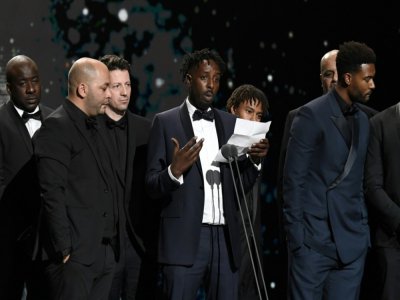 Le cinéaste français Ladj Ly (C), lauréat du César du meilleur film pour "Les Misérables", à Paris le 28 février 2020 - Bertrand GUAY [AFP]