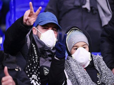 Des supporters de la Juventus arborent des masques de protection anti coronavirus, lors du déplacement de leur équipe à Lyon, le 26 février 2020 - FRANCK FIFE [AFP/Archives]