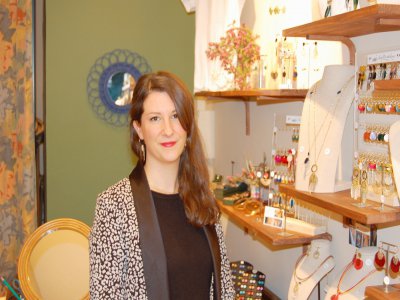 Alexia Langevin présente dans la boutique les créations de sa marque Corail menthe. - Christian Pedron