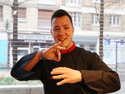Sean Lemercier alias Jackisigne propose une vidéo par semaine sur sa chaîne YouTube avec une recette de cuisine traduite en langue des signes.