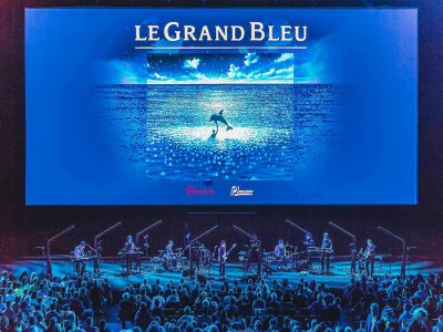 Accompagné de son orchestre de 6 musiciens,
Éric Serra retranscrit à merveille la B.O du Grand Bleu. - Pierre Hennequin