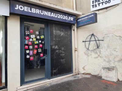 La permanence de campagne de Joël Bruneau a été saccagée le dimanche 1er mars. Le maire a exprimé son ras-le-bol et porte plainte.