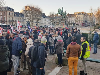 Plusieurs centaines de personnes se sont rassemblées sur la place de l'hôtel de ville de Rouen, le lundi 2 mars.