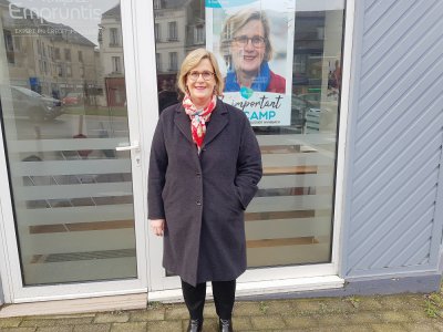 Candidate à sa succession, la maire Marie-Agnès Poussier-Winsback prend la pose devant sa permanence de campagne, située dans le centre-ville de Fécamp.
