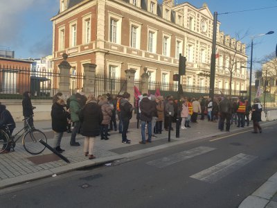 Les manifestants se sont rassemblés, le mardi 3 mars, devant la sous-préfecture du Havre.