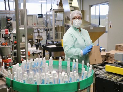 Comme Laurence Tanquerel, les salariés des Laboratoires Gilbert sont prêts à s'adapter à de nouveaux horaires pour produire plus de gels hydroalcooliques.