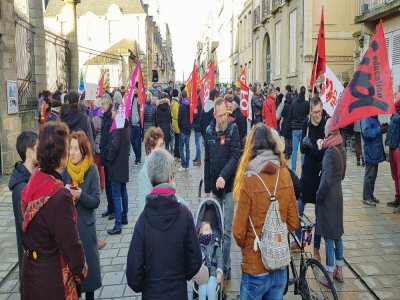 Le mardi 3 mars, 220 personnes se sont réunies devant la préfecture de l'Orne contre l'utilisation du 49-3 pour entériner la réforme des retraites à l'Assemblée nationale.