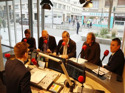 Les cinq premiers participants au débat d'avant premier tour de Tendance Ouest, avant le scrutin du dimanche 15 mars, à Rouen.