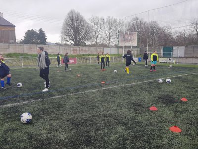 Les joueurs du club de l'ASPTT Caen Football sont désormais briefés sur les règles à suivre lors des entraînements, face au risque du coronavirus.