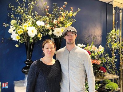 Twinnie Cano est originaire de Caen. Après une expérience à Paris, elle a ouvert une nouvelle boutique dans le centre-ville de Caen. Son frère travaille avec elle dans la boutique. - Twinnie