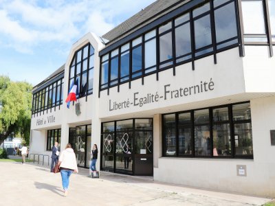 À Mondeville, quatre listes s'affrontent pour les élections municipales. Le fauteuil de maire est aujourd'hui détenu par Hélène Burgat.