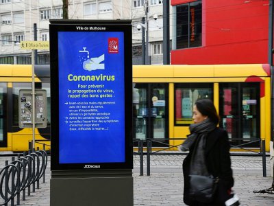 Panneau informant les passants des gestes à adopter pour limiter la tyransmission du virus COVID-19, à Mulhouse (est) le 6 mars 2020 - SEBASTIEN BOZON [AFP]