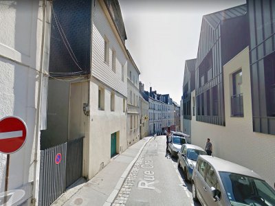 Les dégâts concernent la façade d'un immeuble de la rue Crevier, à Rouen, où des pierres sont tombées dans une cour intérieure le samedi 7 mars.