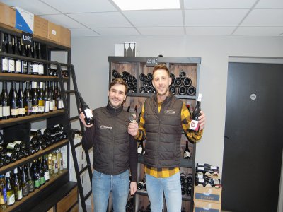 Maxime Corbes et Kevin Martin, deux passionnés du vin, se sont associés pour ouvrir les Vitimarchands à Bihorel. - Christian Pedron