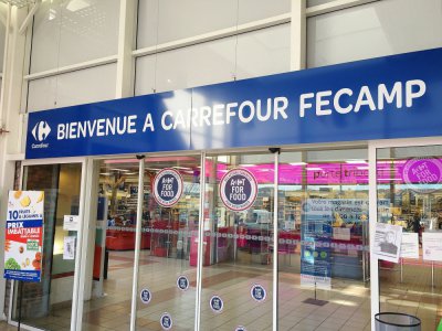 L'hypermarché Carrefour de Fécamp doit passer en location-gérance avant la fin de l'année 2020. Ce qui inquiète le personnel du magasin, qui mène un mouvement de contestation.