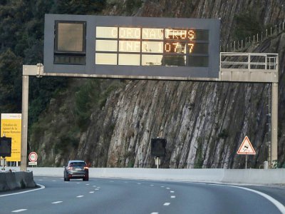Un panneau d'informations sur le coronavirus sur une autoroute, le 9 mars 2020 à Nice, dans le sud de la France - VALERY HACHE [AFP]