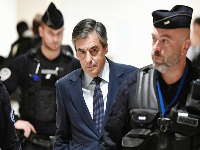 L'ancien Premier ministre François Fillon arrive au tribunal, le 27 février 2020 à Paris - STEPHANE DE SAKUTIN [AFP/Archives]