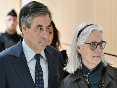 François Fillon et sa femme Penelope arrivent au tribunal, le 27 février 2020 à Paris - STEPHANE DE SAKUTIN [AFP/Archives]