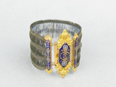 Un bracelet en cheveux tressés du XIXe siècle. - Musee de Normandie - Ville de Caen