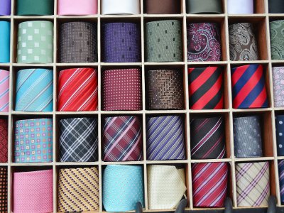 Comme les cravates, la méthode Konmari propose de rouler tous les vêtements,  grâce à une méthode particulière de pliage.