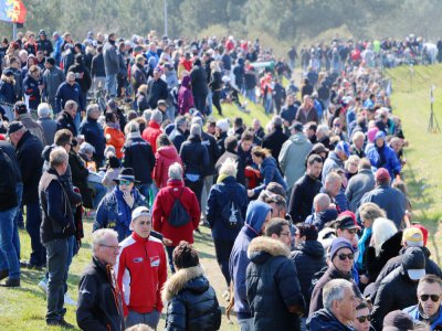 La foule qui se masse dans les travées du circuit des sports mécaniques du Centre-Manche va devoir attendre avant d'assister à son Rallycross, à Lessay. 