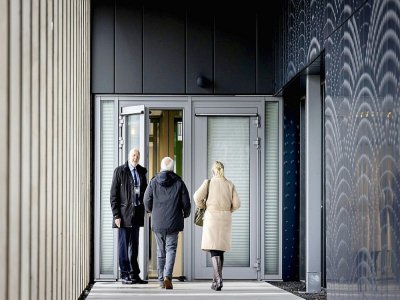 Le couple australien Bryan et Lisa Clancy, qui a perdu des membres de sa famille dans le Boeing 777, entre dans le tribunal de Schiphol le 10 mars 2020 - Koen Van WEEL [ANP/AFP]