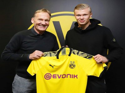 Hans-Joachim Watzke (g) le patron du Borussia Dortmund, lors de la présentation de la nouvelle recrue du club alleman, le buteur norvégien Erling Haaland, le 2 décembe 2019 à Dormund - Joel KUNZ [Borussia Dortmund/AFP/Archives]