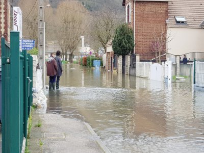 Dans la rue d'Eauplet, à Sotteville-lès-Rouen, l'eau de la Seine est montée en l'espace de quelques minutes, le mercredi 11 mars.