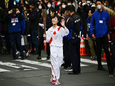 Le relais de la flamme olympique devant une poignée de gens à Tokyo, le 15 février 2020 - CHARLY TRIBALLEAU [AFP/Archives]