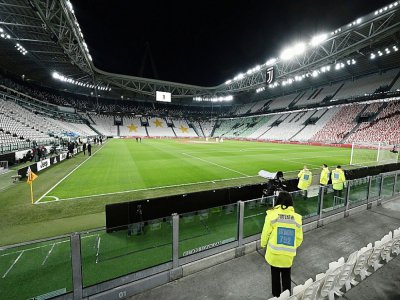L'Allianz Stadium de Turin privé de supporters mais avec des stewards à quelques minutes du coup d'envoi du choc entre la Juventus et l'Inter Milan, le 8 mars 2020 - Vincenzo PINTO [AFP/Archives]