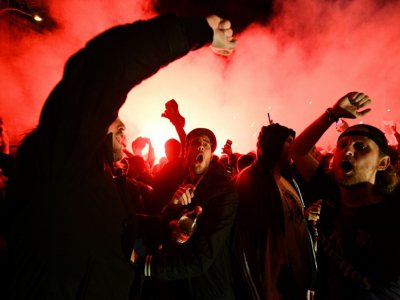 Les supporters du PSG exultent aux abords du Parc des Princes après le 2e but marqué contre Dortmund, le 11 mars 2020 - FRANCK FIFE [AFP]