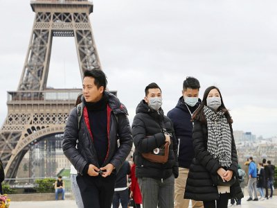 Des touristes sur l'esplanade du Trocadéro à Paris, le 10 mars 2020 - Ludovic Marin [AFP]