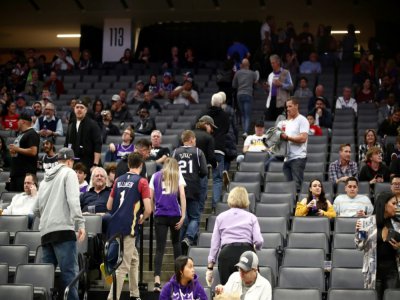 Les supporters des Sacramento King quitte la salle après l'annulation du match de leur équipe face aux New Orleans Pelicans le 11 mars 2020 - EZRA SHAW [GETTY IMAGES NORTH AMERICA/AFP]