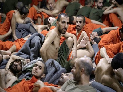 Photo prise le 26 octobre 2019 montrant des hommes soupçonnés d'appartenir au groupe jihadiste Etat islamique (EI) dans une prison à Hassaké, dans le nord-est de la Syrie - FADEL SENNA [AFP/Archives]