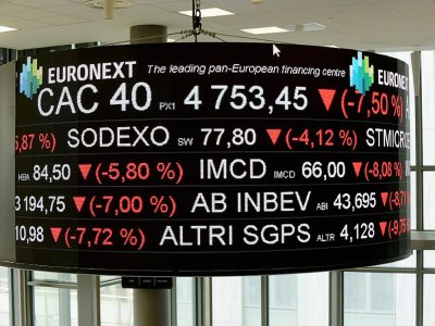 Des valeurs boursières DU CAC 40 en forte baisse à la salle de contrôle d'Eurnonext, le 9 mars 2020 à la Défense, près de Paris - ERIC PIERMONT [AFP/Archives]