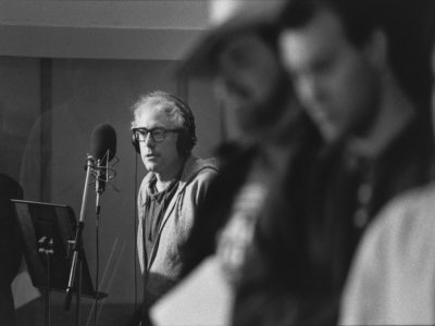 Bernie Sanders en studio en 1987 pour la chanson "We Shall Overcome", enregistrée avec 30 musiciens et chanteurs - Glenn Russell [HANDOUT/AFP/Archives]